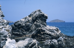 Eine Falte im Blauschiefergestein auf der Kykladeninsel Syros
